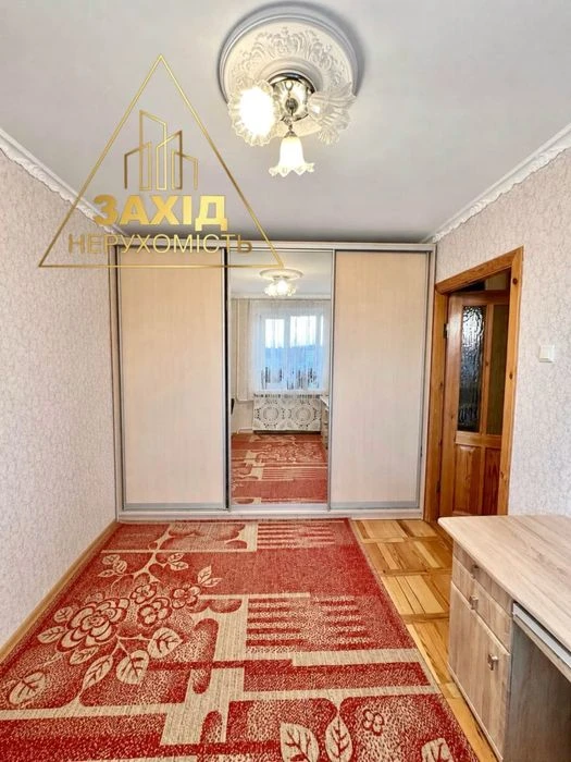 Чотирикімнатна неподалік ЖК Оселя Парк, р-н ТРЦ «Порт Сіті»,