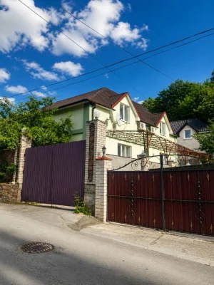 Продам просторий будинок 240 м² + баня з басейном + гараж |