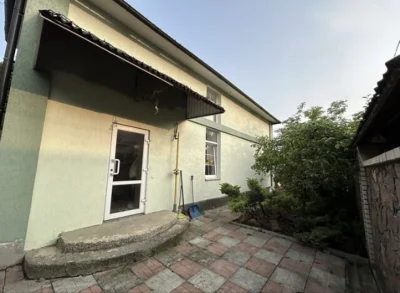 Продам просторий будинок 240 м² + баня з басейном + гараж |