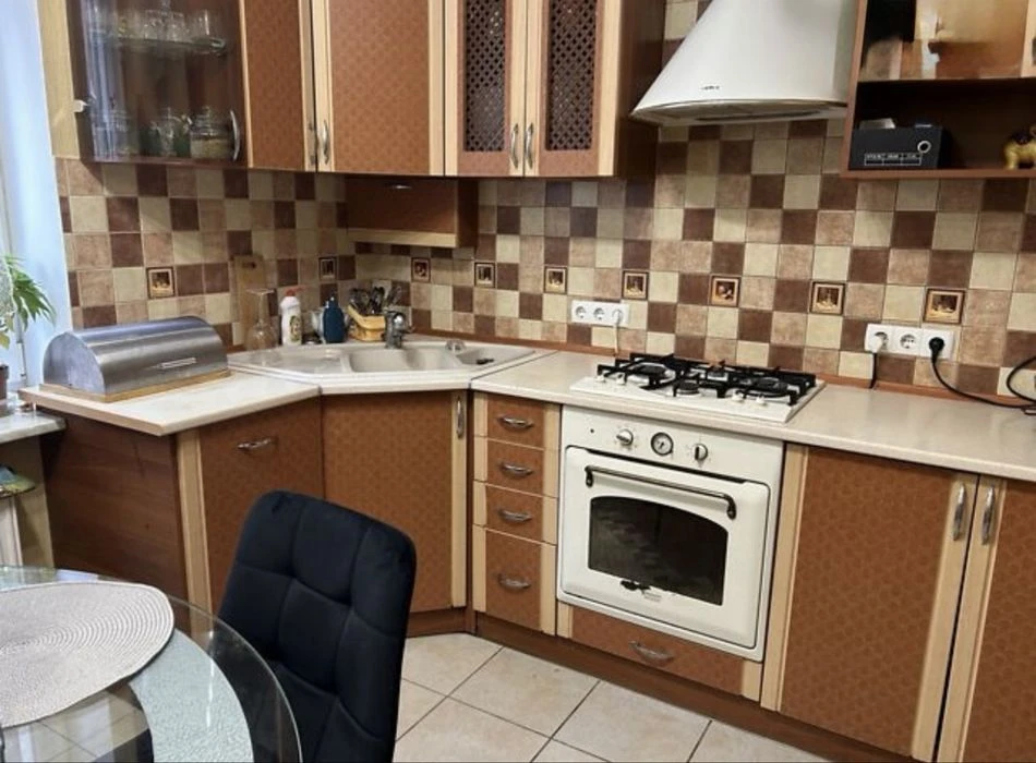 Продам просторий будинок 240 м² + баня з басейном + гараж |