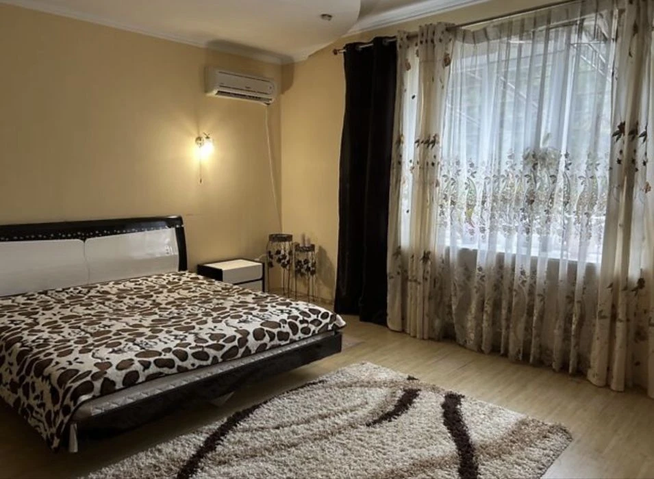 Продам просторий будинок 240 м² + баня з басейном + гараж |