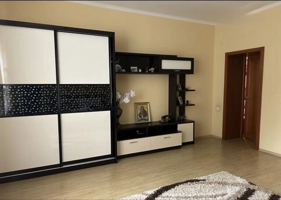 Продам просторий будинок 240 м² + баня з басейном + гараж |
