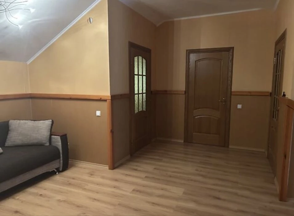 Продам просторий будинок 240 м² + баня з басейном + гараж |