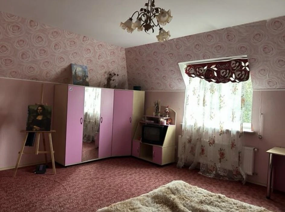 Продам просторий будинок 240 м² + баня з басейном + гараж |