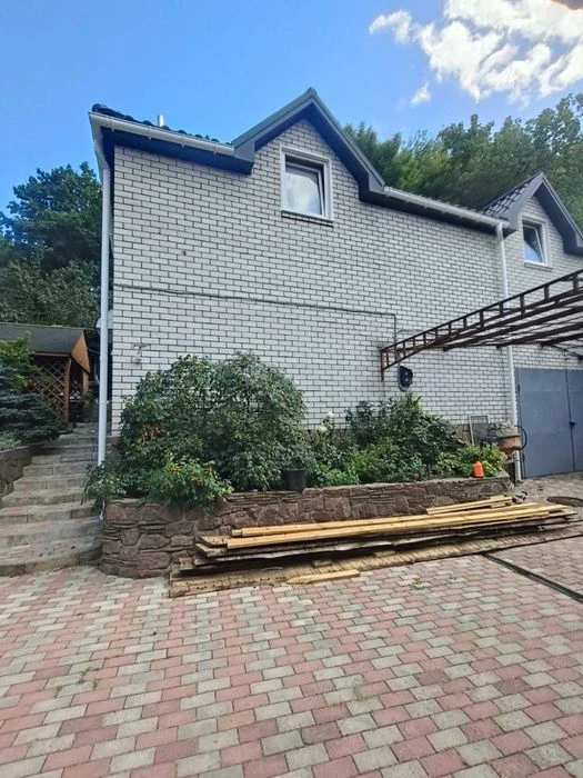 Продам просторий будинок 240 м² + баня з басейном + гараж |