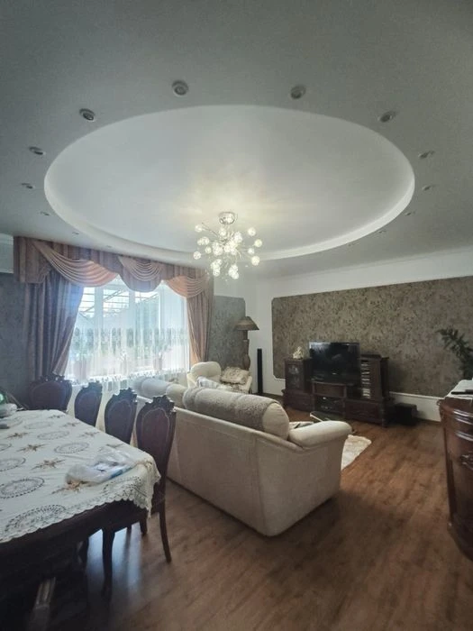 Продам просторий будинок 240 м² + баня з басейном + гараж |