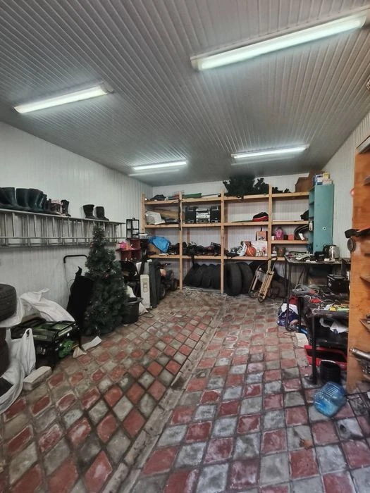 Продам просторий будинок 240 м² + баня з басейном + гараж |