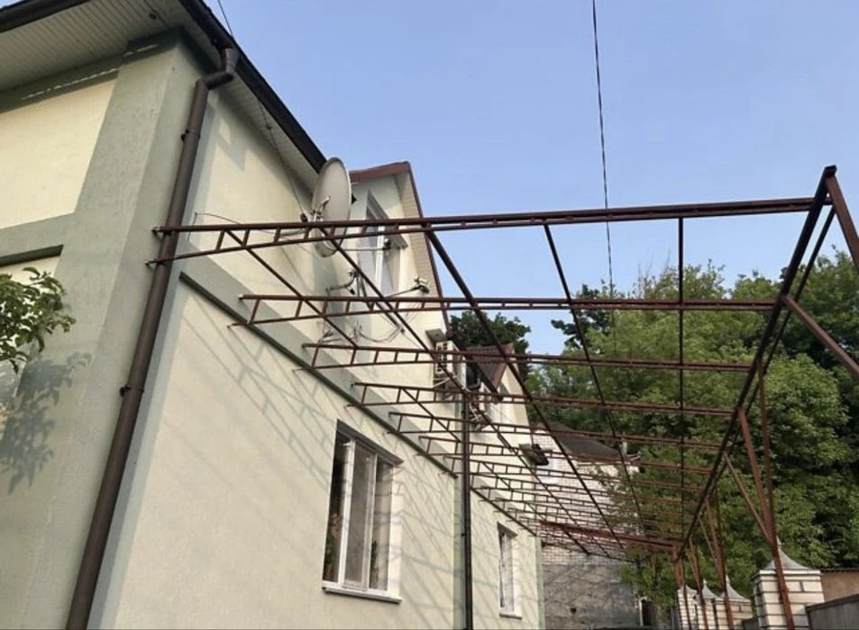 Продам просторий будинок 240 м² + баня з басейном + гараж |