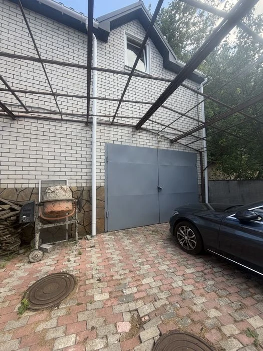Продам просторий будинок 240 м² + баня з басейном + гараж |