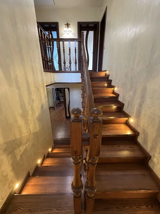 Продаж двоповерхового будинку, з озером вул.Саєнка!!