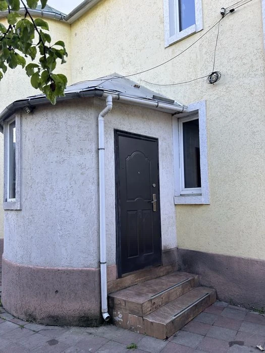 Продається двухповерховий будинокпо провулку Капітульний