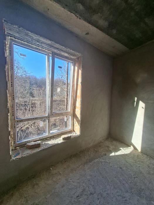 Продаж котеджу неподалік озера