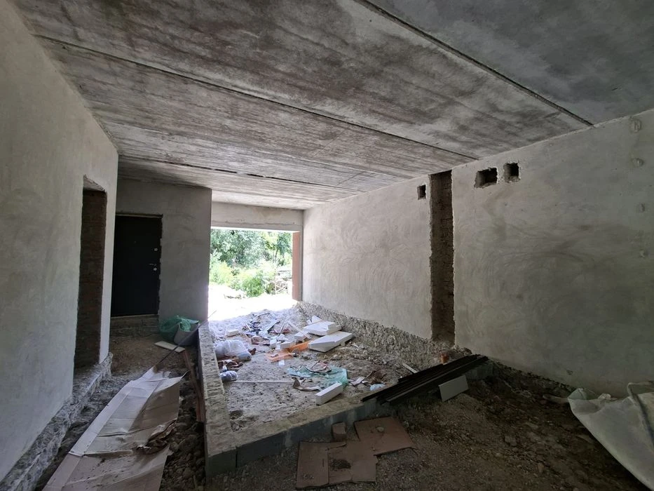 Продаж котеджу неподалік озера