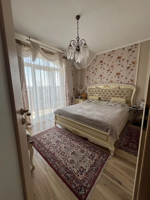 Продаж двоповерхового будинку з ділянкою 10 соток