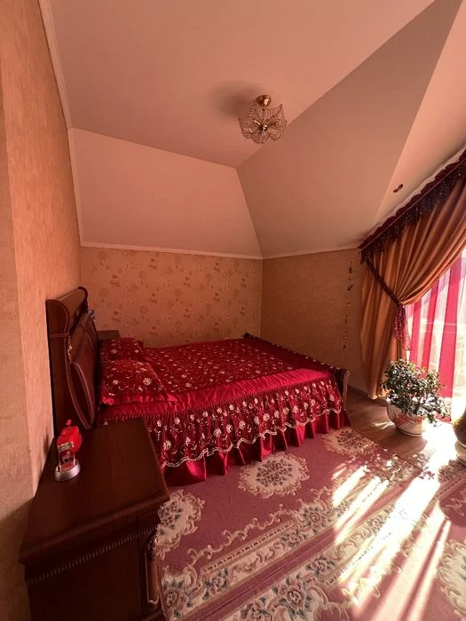Продаж двоповерхового будинку з ділянкою 10 соток