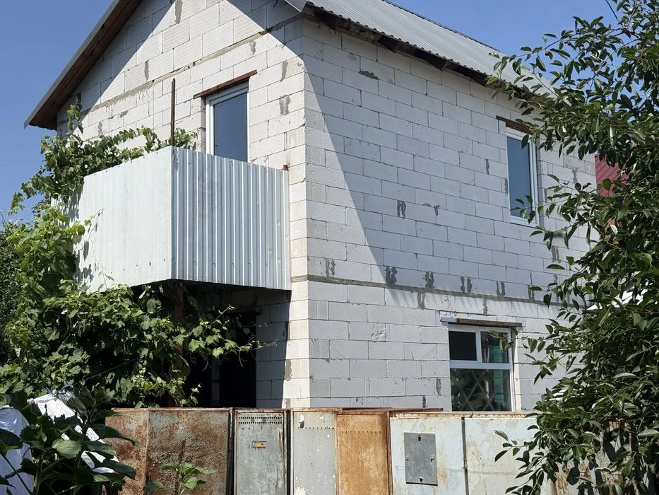 Продам 1/2 частину будинку по вулиці Ґельсінської спілки(Лом