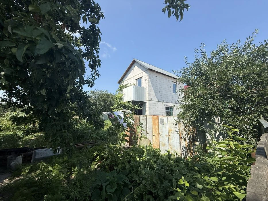 Продам 1/2 частину будинку по вулиці Ґельсінської спілки(Лом