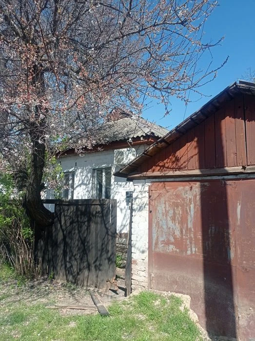 Окремо розташований будинок. 5сот. землі, є-ВІДНОВЛЕННЯ .