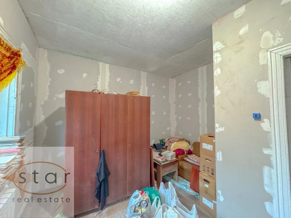 Продаж окремого будинку  поруч з районною лікарнею і Політех