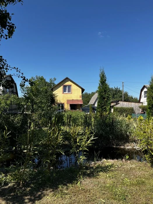 Продаж дачної ділянки з двоповерховим будинком з газоблоку.