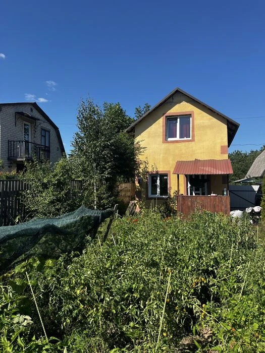 Продаж дачної ділянки з двоповерховим будинком з газоблоку.