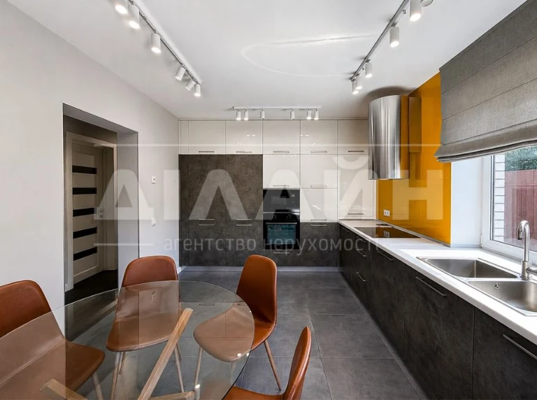 House for sale with designer renovation | Kosmichny district | st.