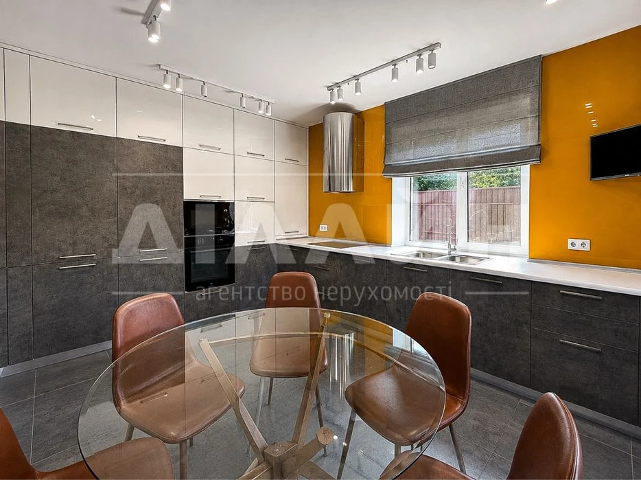 House for sale with designer renovation | Kosmichny district | st.