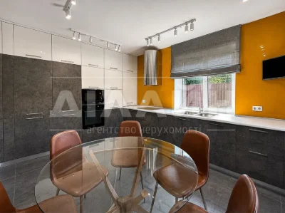 House for sale with designer renovation | Kosmichny district | st.