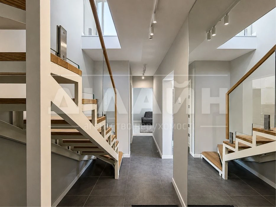 House for sale with designer renovation | Kosmichny district | st.