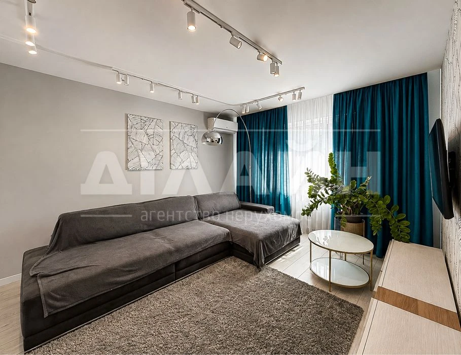 House for sale with designer renovation | Kosmichny district | st.