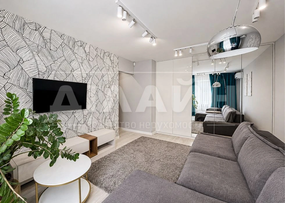 House for sale with designer renovation | Kosmichny district | st.