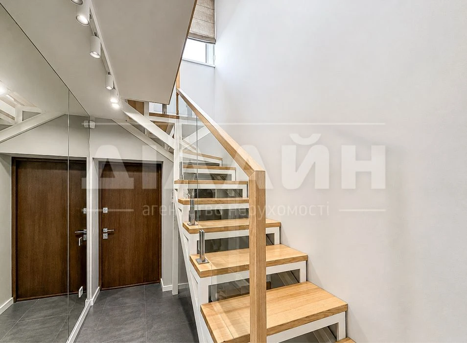 House for sale with designer renovation | Kosmichny district | st.