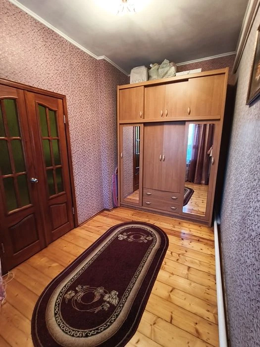 Продается дом на две семьи.