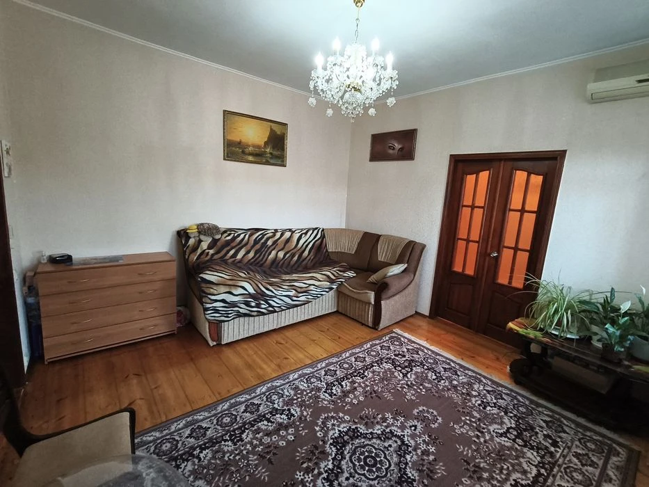 Продается дом на две семьи.