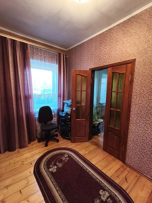 Продается дом на две семьи.