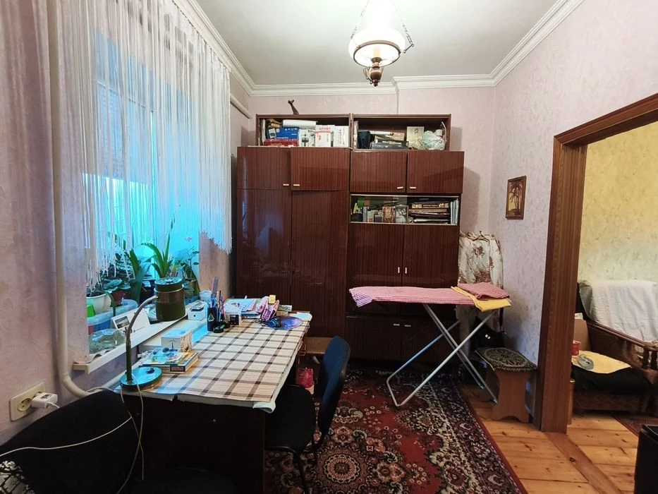 Продается дом на две семьи.