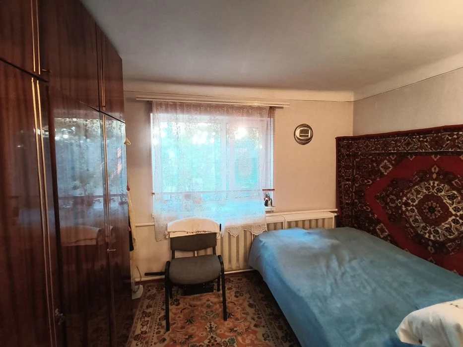 Продается дом на две семьи.