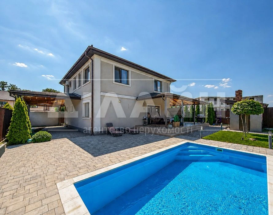 Premium house 193 m² with a swimming pool in a cottage town