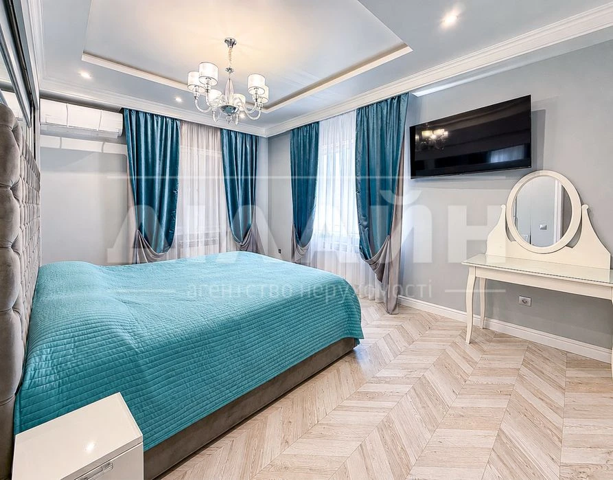 Premium house 193 m² with a swimming pool in a cottage town