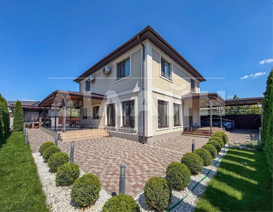 Premium house 193 m² with a swimming pool in a cottage town