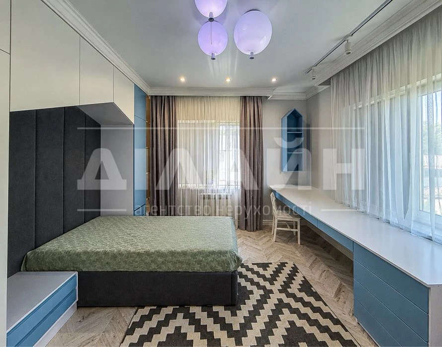Premium house 193 m² with a swimming pool in a cottage town