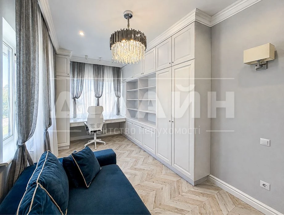 Premium house 193 m² with a swimming pool in a cottage town