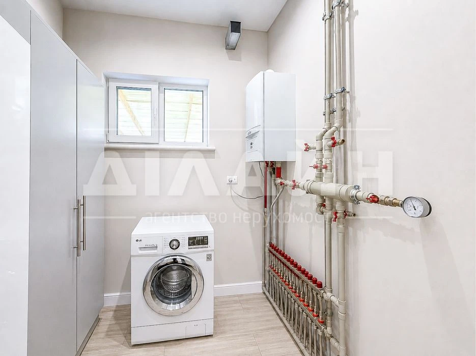 Premium house 193 m² with a swimming pool in a cottage town