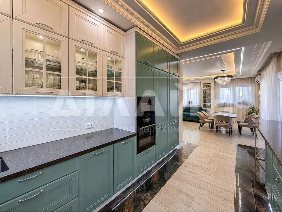 Premium house 193 m² with a swimming pool in a cottage town