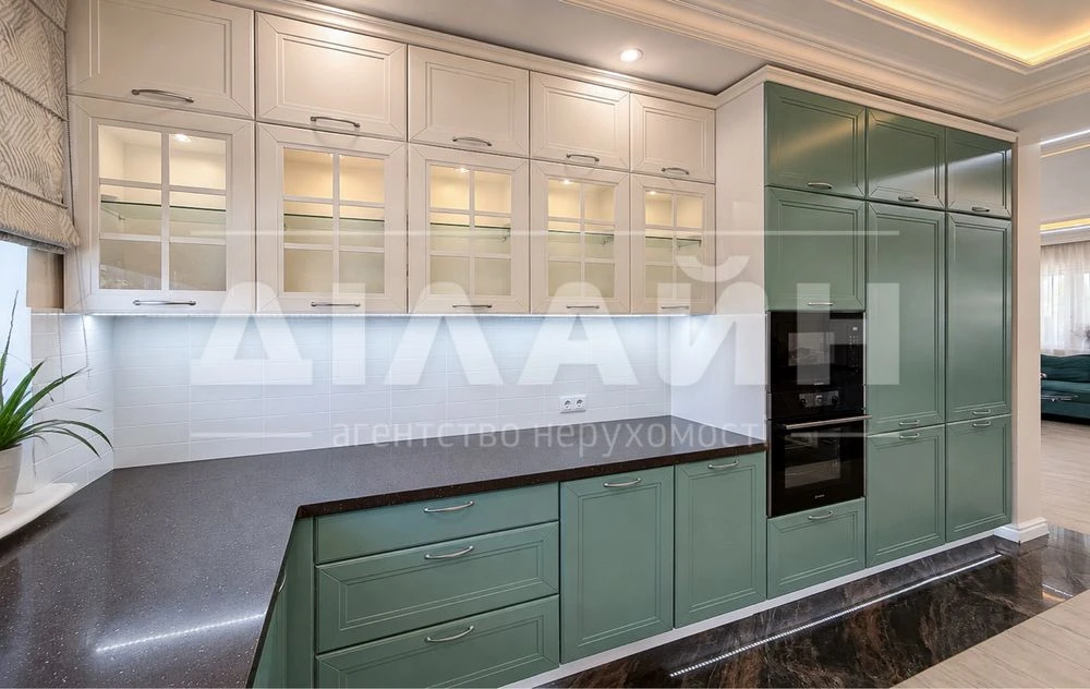 Premium house 193 m² with a swimming pool in a cottage town