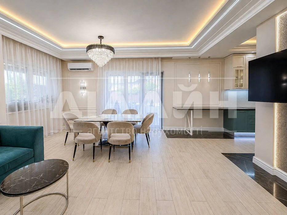 Premium house 193 m² with a swimming pool in a cottage town