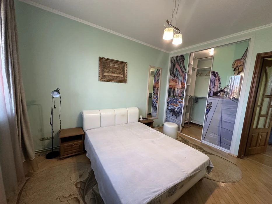 Продається просторий будинок 240м2 з великою ділянкою 10 сот