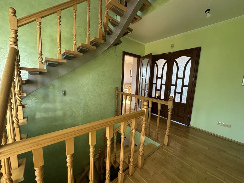 Продається просторий будинок 240м2 з великою ділянкою 10 сот