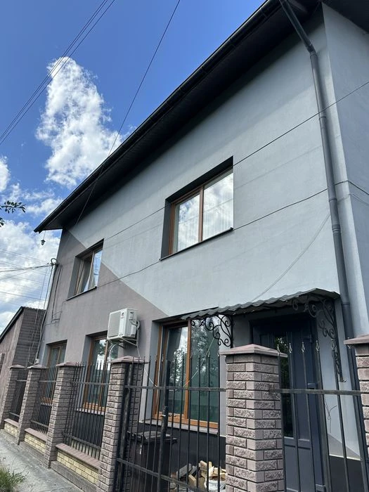 Продаж житлового будинка з комер. приміщенням (сауна ,басейн