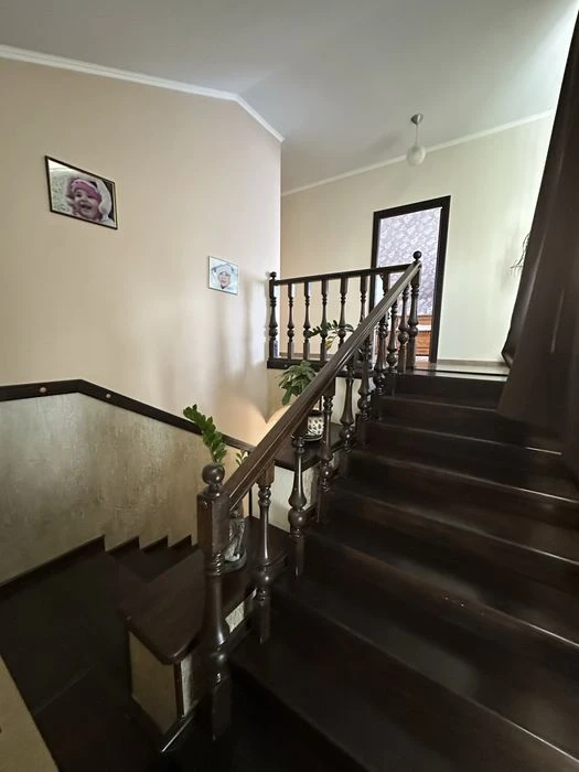 Продаж житлового будинка з комер. приміщенням (сауна ,басейн